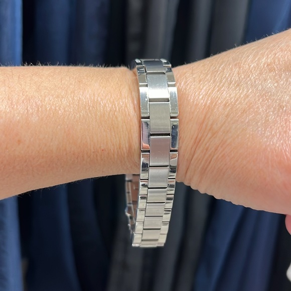 Gucci Diamond Watch Stainless Steel 4600L EUC w boxes & papers extra links - Picture 9 of 14